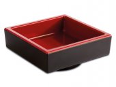Pojemnik kwadratowy idealnie sprawdzi się do serwowania dipów i nie tylko. Wykonany z melaminy w kolorze czerwonym w środku i czarnym z zewnątrz.