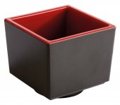 Pojemnik kwadratowy idealnie sprawdzi się do serwowania dipów i nie tylko. Wykonany z melaminy w kolorze czerwonym w środku i czarnym z zewnątrz.