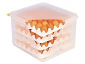 Pojemnik przeznaczony zarówno do przechowywania, jak i transportu jajek. 
 W zestawie znajduje się 8 tac, w tym 4 tace w pojemniku i 4 tace na zmianę.