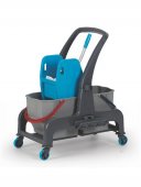 Wózek serwisowy z 2 wiaderkami i kuwetą boczną umożliwia praktyczne wykonywanie prac związanych z myciem, czyszczeniem oraz sprzątaniem.